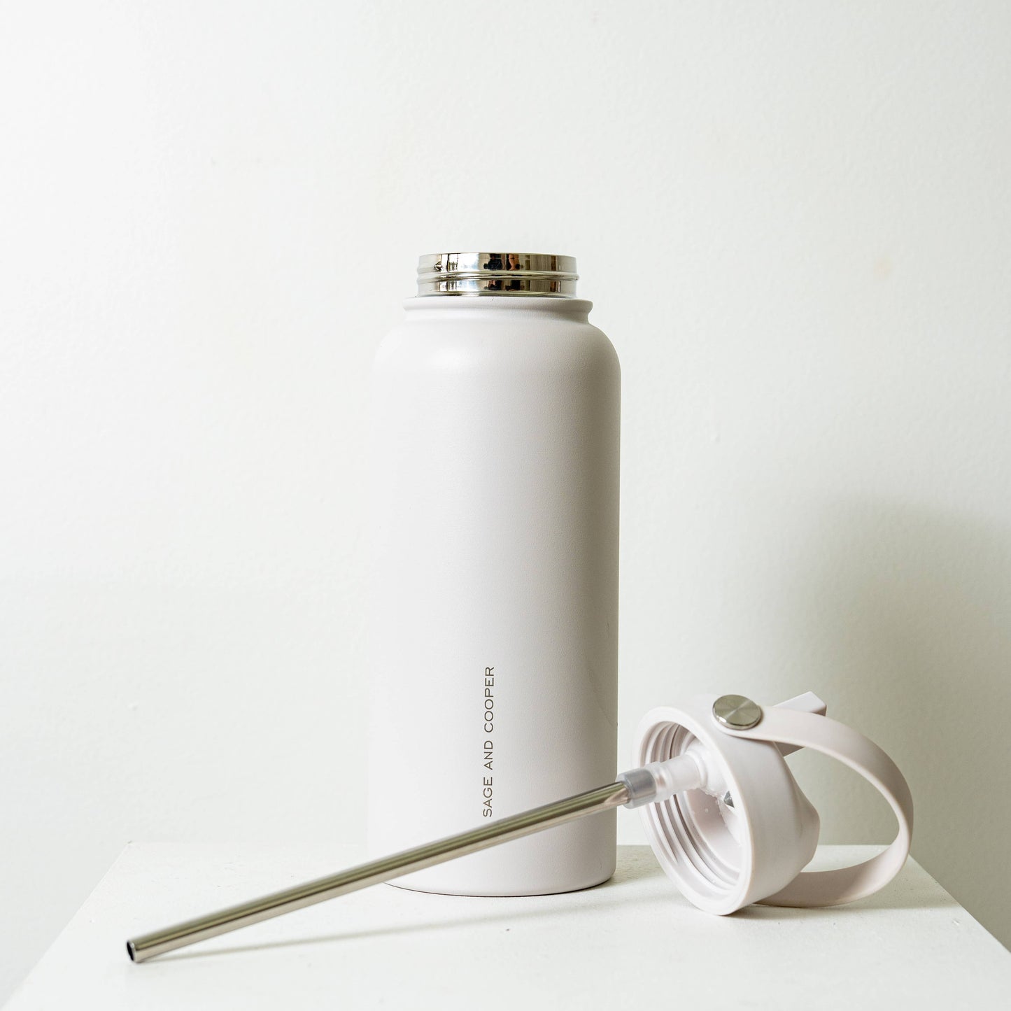 The Sage & Cooper Insulated Drink Bottle: Olive