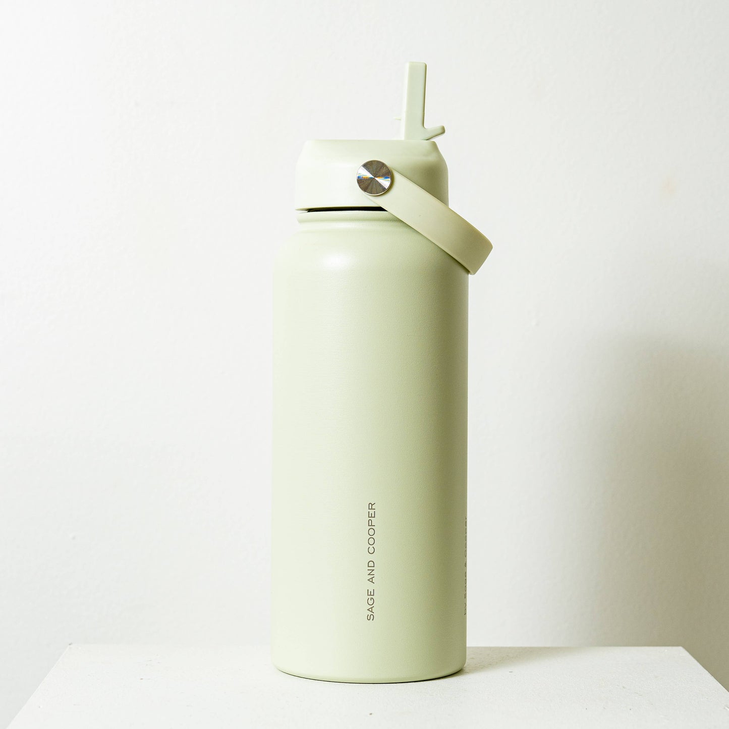 The Sage & Cooper Insulated Drink Bottle: Olive