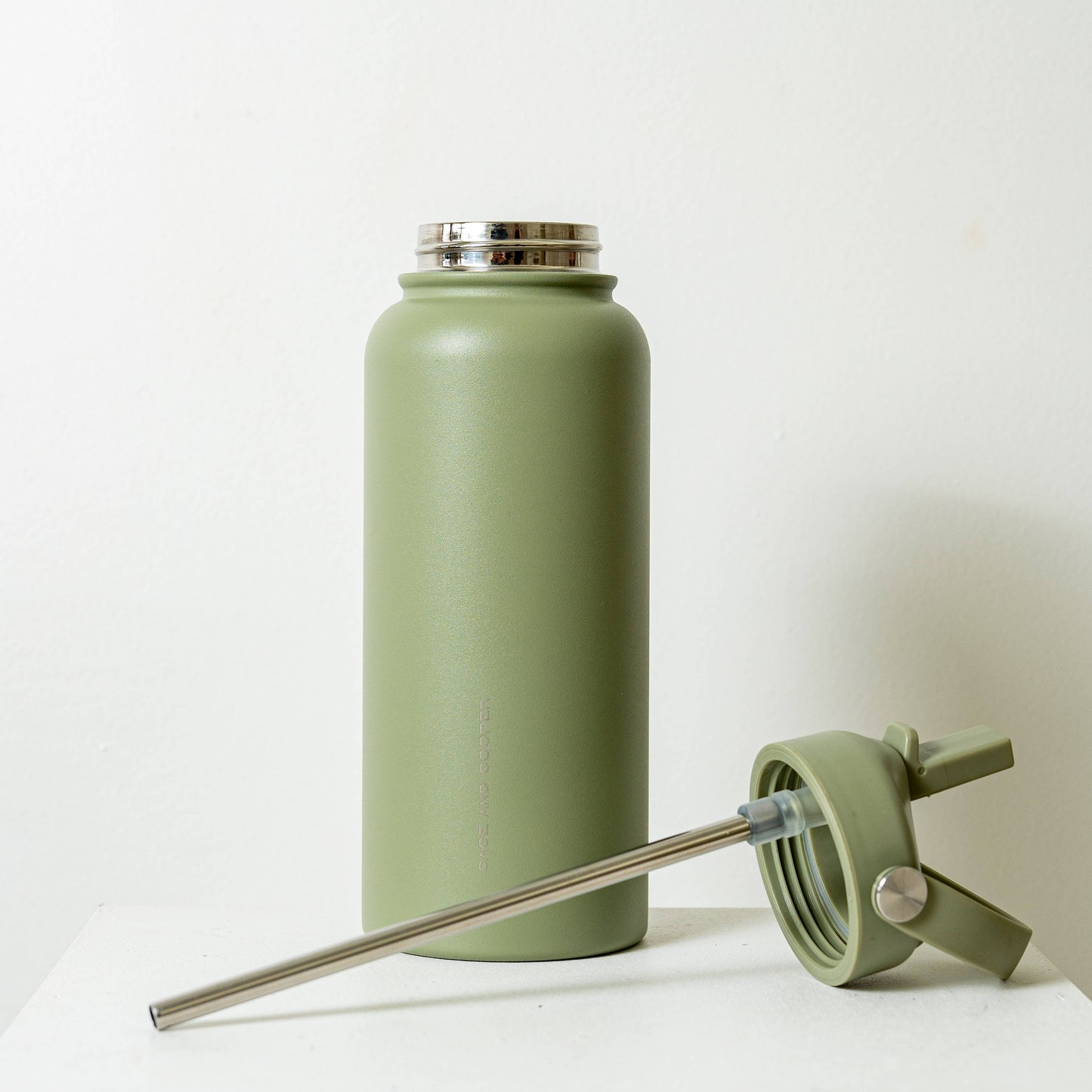 The Sage & Cooper Insulated Drink Bottle: Olive